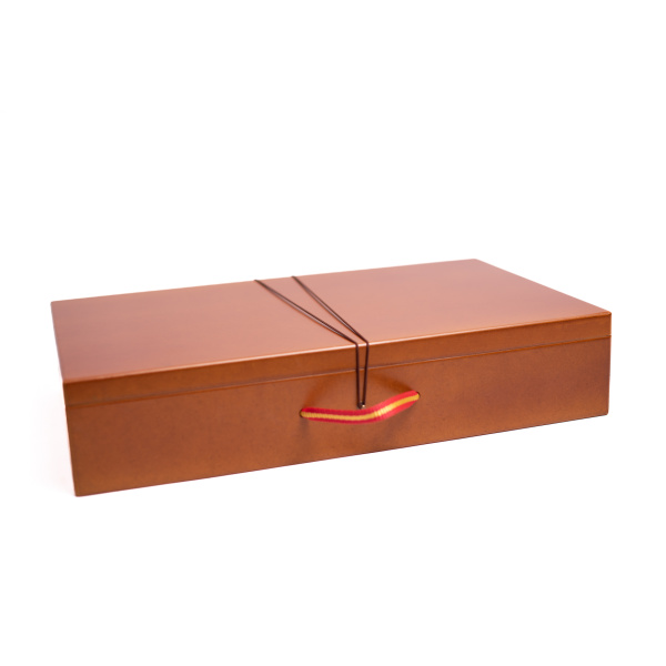 Caja para botos tablero con asa y goma elástica. - Imagen 2